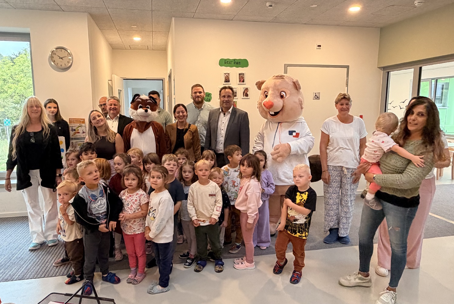 Kinder und Erziehende der kath. Kita Maria Himmelfahrt in Humes, Bürgermeister Dr. Andreas Feld sowie Vertreter aus Wirtschaft und von der levoBank