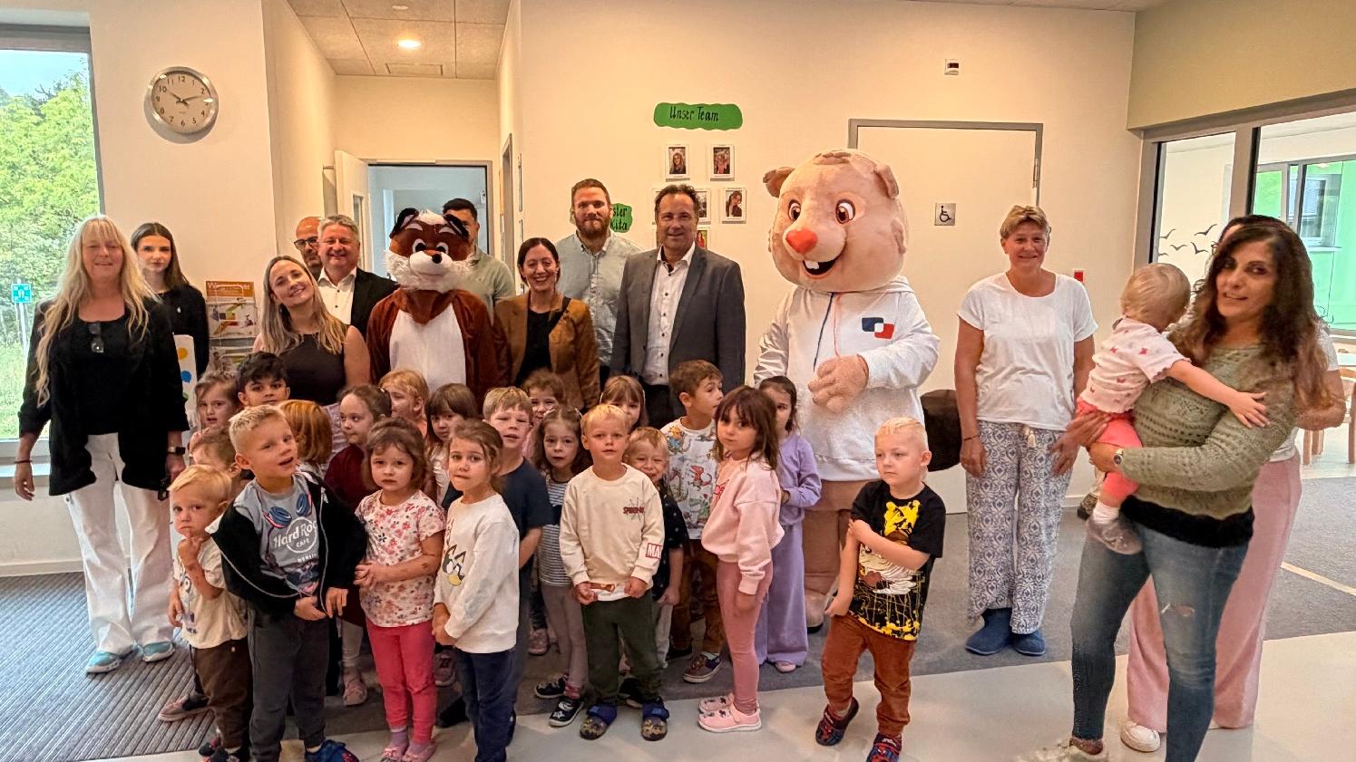 Kinder und Erziehende der kath. Kita Maria Himmelfahrt in Humes, Bürgermeister Dr. Andreas Feld sowie Vertreter aus Wirtschaft und von der levoBank