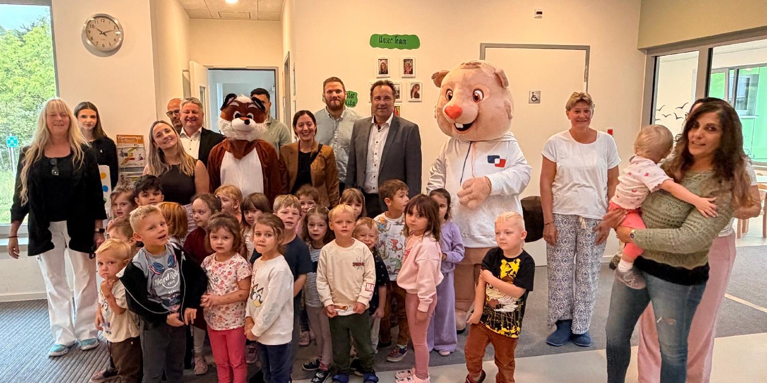 Kinder und Erziehende der kath. Kita Maria Himmelfahrt in Humes, Bürgermeister Dr. Andreas Feld sowie Vertreter aus Wirtschaft und von der levoBank (c) Katholische KiTa gGmbH Saarland Kinder und Erziehende der kath. Kita Maria Himmelfahrt in Humes, Bürgermeister Dr. Andreas Feld sowie Vertreter aus Wirtschaft und von der levoBank