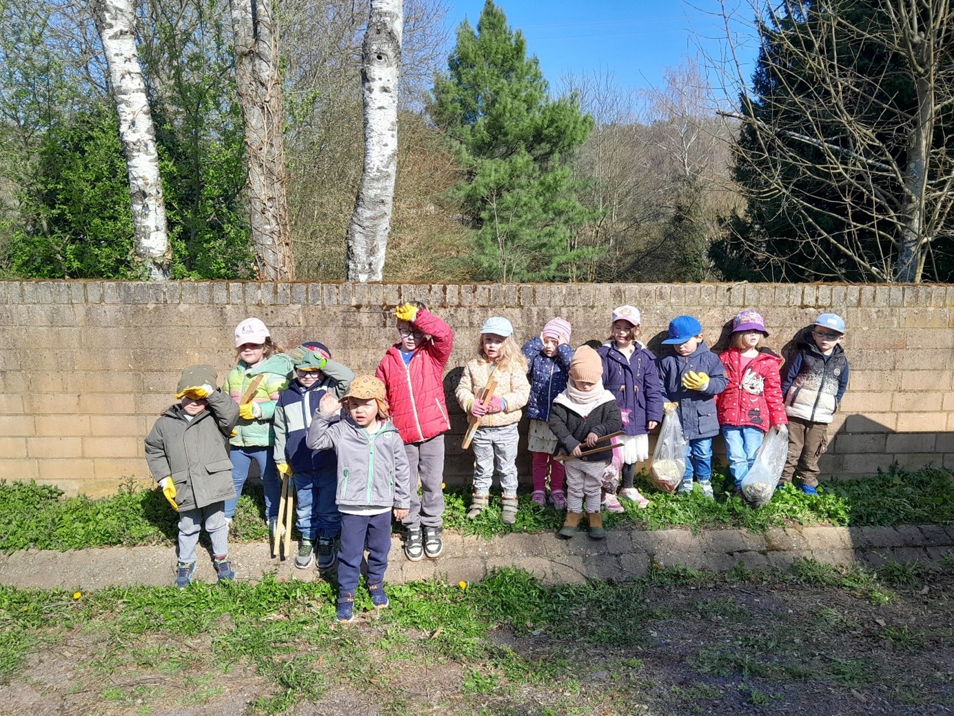 Gemeinsam mit Eltern, Großeltern und Erzieherinnen zogen die Kinder los