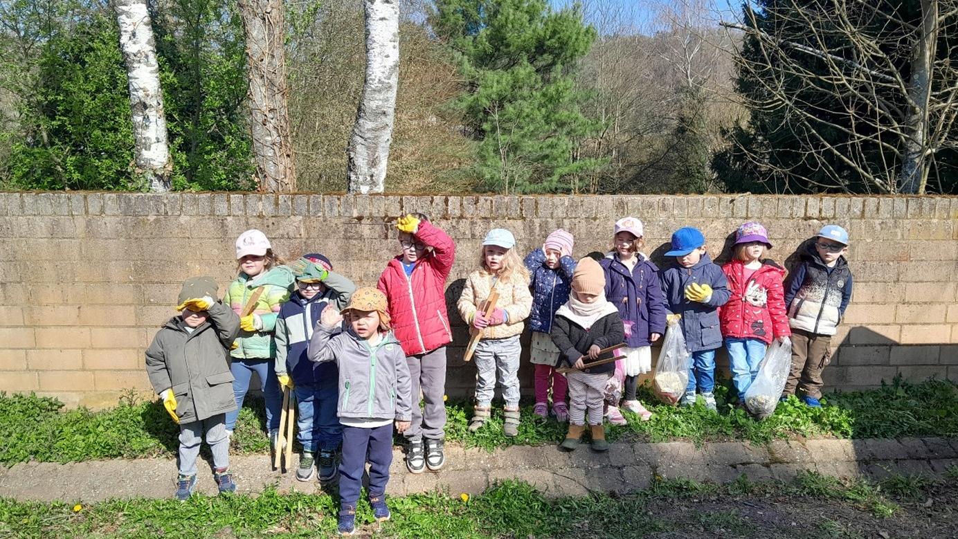 Gemeinsam mit Eltern, Großeltern und Erzieherinnen zogen die Kinder los