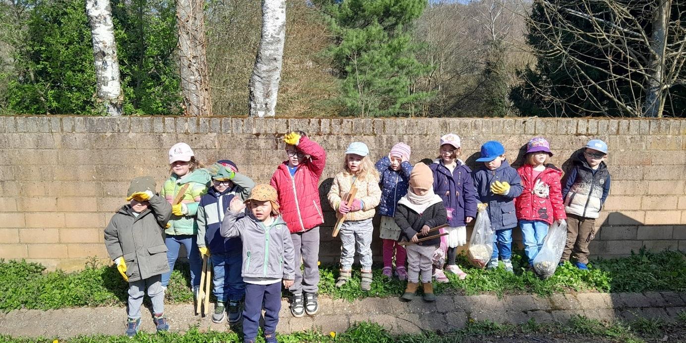 Gemeinsam mit Eltern, Großeltern und Erzieherinnen zogen die Kinder los
