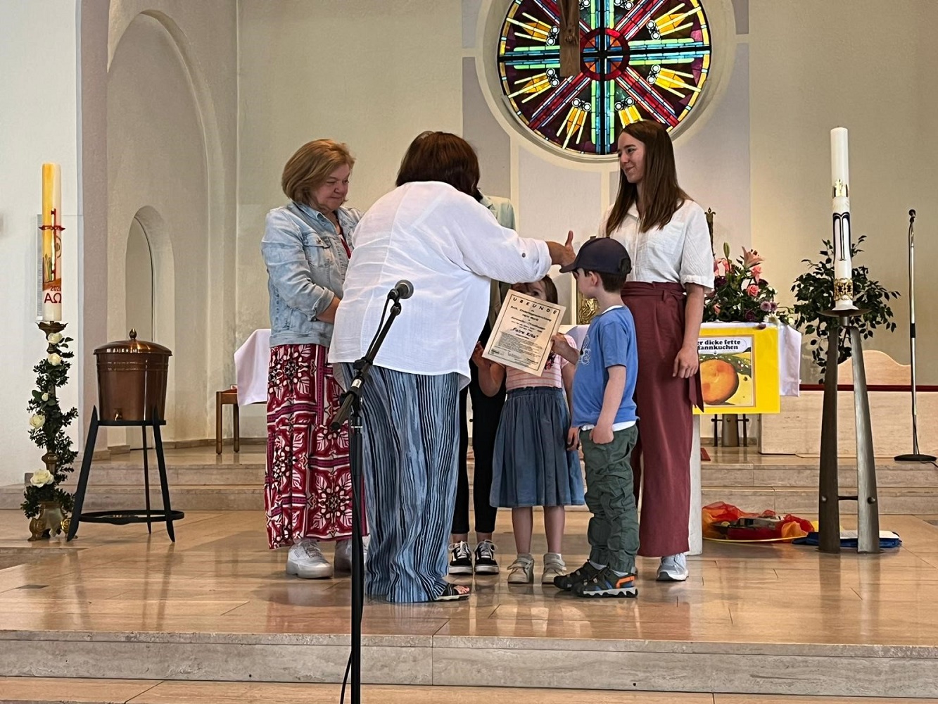 Überreichung des Zertifikats 'Faire KiTa' beim Familiengottesdienst