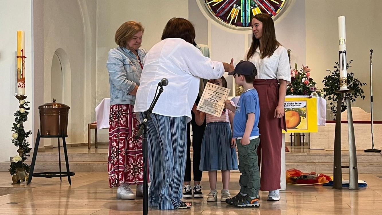 Überreichung des Zertifikats 'Faire KiTa' beim Familiengottesdienst