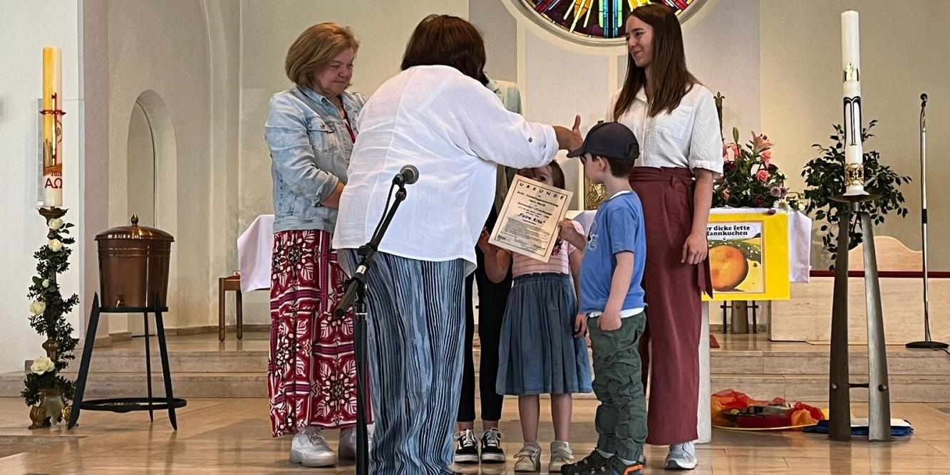 Überreichung des Zertifikats 'Faire KiTa' beim Familiengottesdienst (c) Katholische KiTa gGmbH Saarland Überreichung des Zertifikats 'Faire KiTa' beim Familiengottesdienst