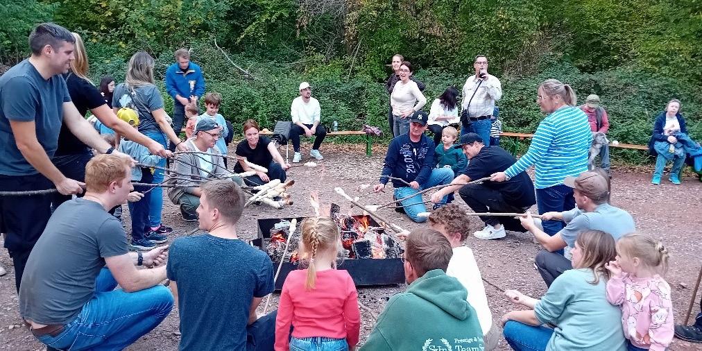 Nach der Wanderung stärkten sich alle bei selbst gemachtem Stockbrot (c) Katholische KiTa gGmbH Saarland Nach der Wanderung stärkten sich alle bei selbst gemachtem Stockbrot