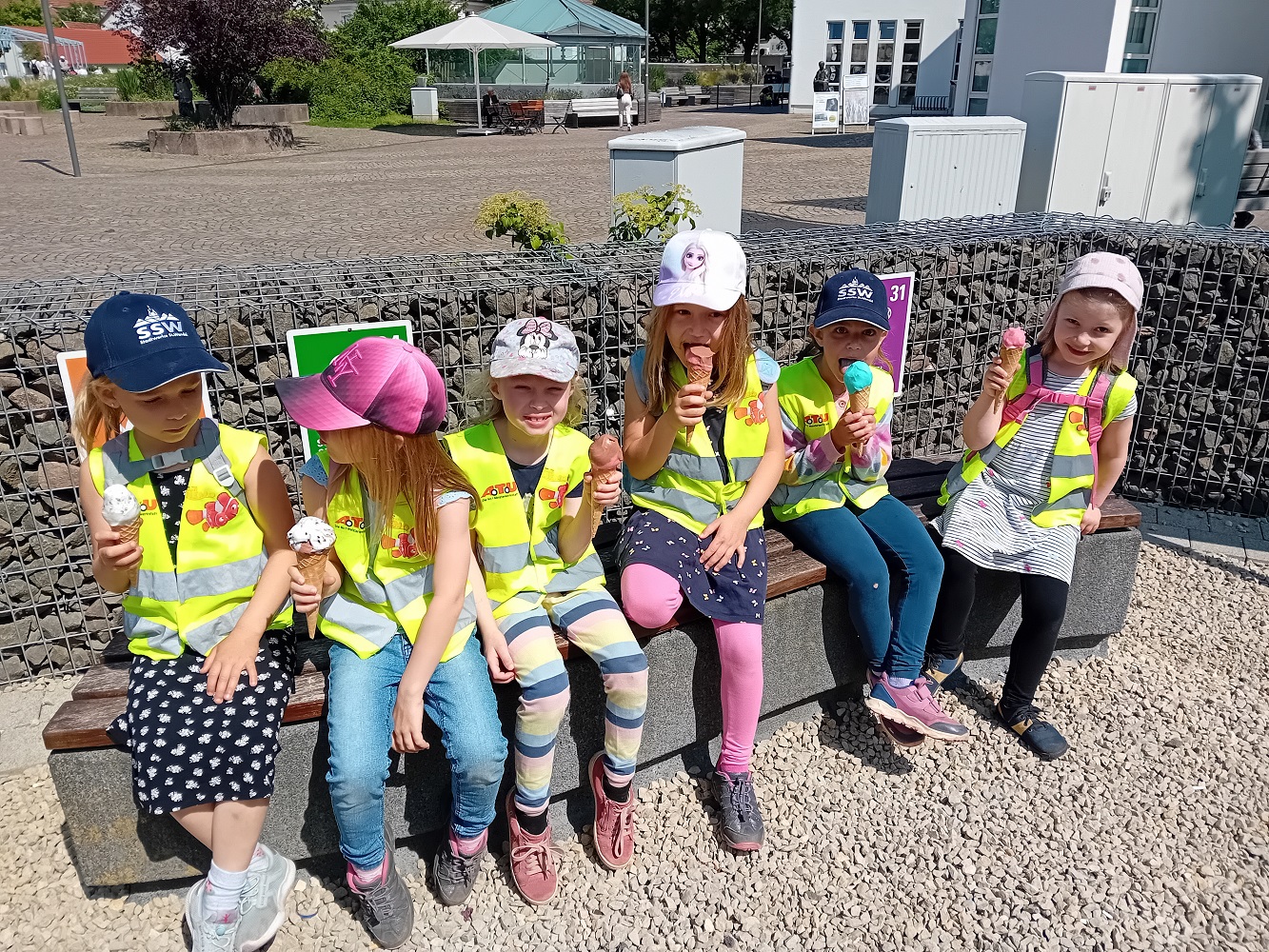Die Kinder beim Eisessen in St. Wendel
