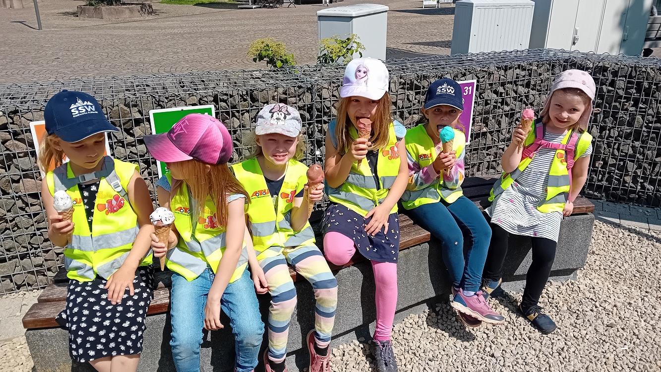 Die Kinder beim Eisessen in St. Wendel