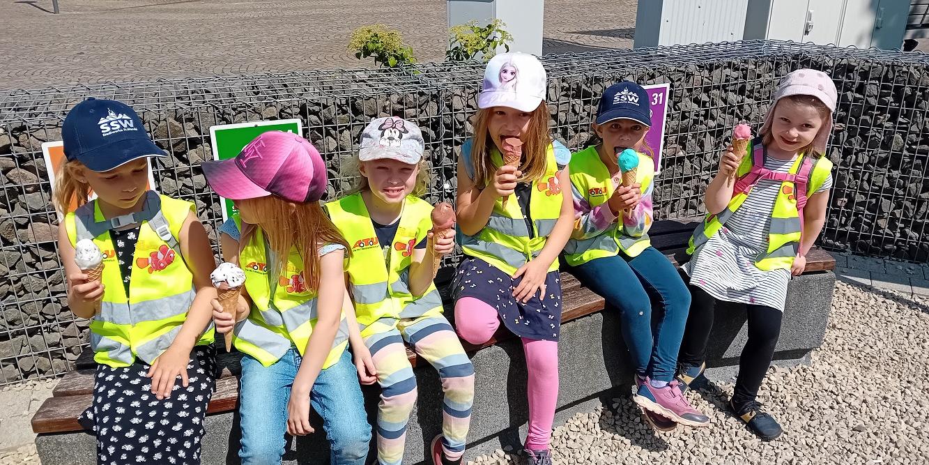 Die Kinder beim Eisessen in St. Wendel (c) Katholische KiTa gGmbH Saarland Die Kinder beim Eisessen in St. Wendel