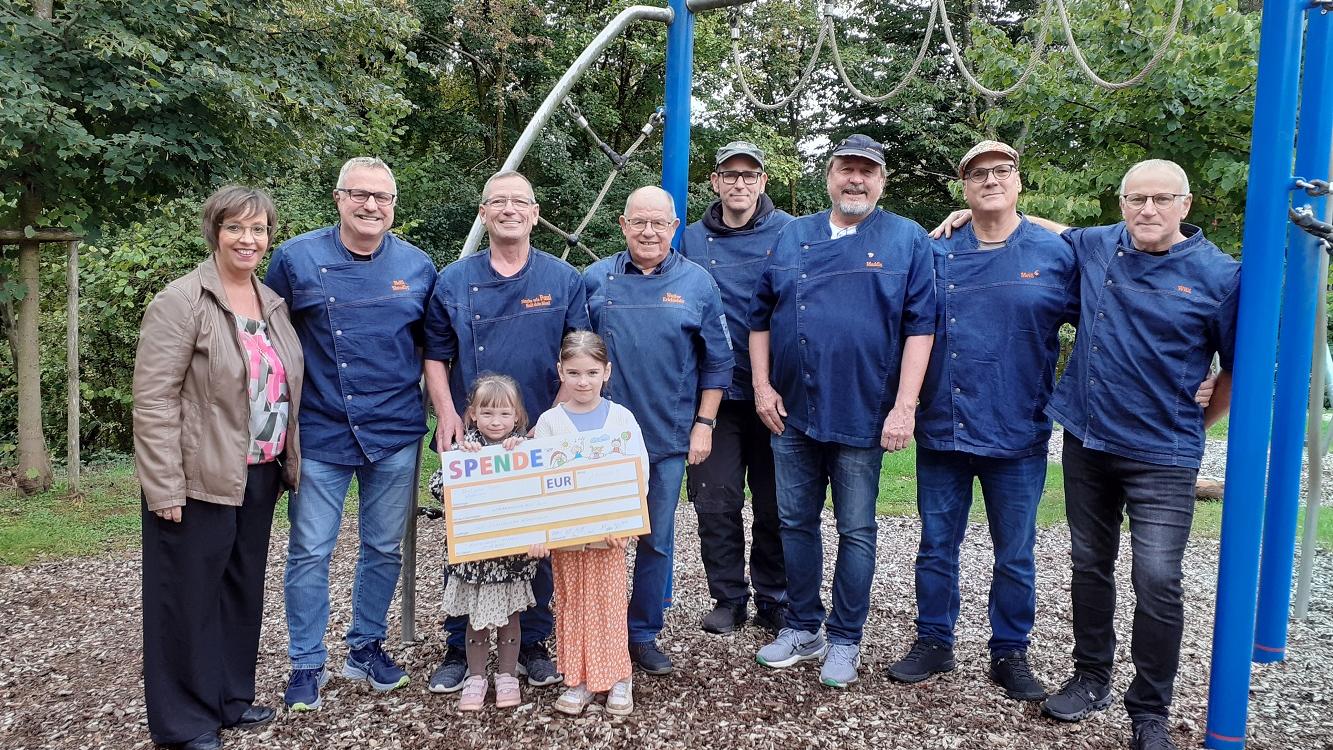 Stefan Wilhelm, Ralf Schmitt, Martin Fries, Jens Kleine, Walter Scheid, Paul Recktenwald, Peter Pabst, Patricia Rammacher, Ortsvorsteherin der kath. Kita Hl. Fam. Winterbach: Lotta Momper und Charlotte Finkenbeiner (vrnl)