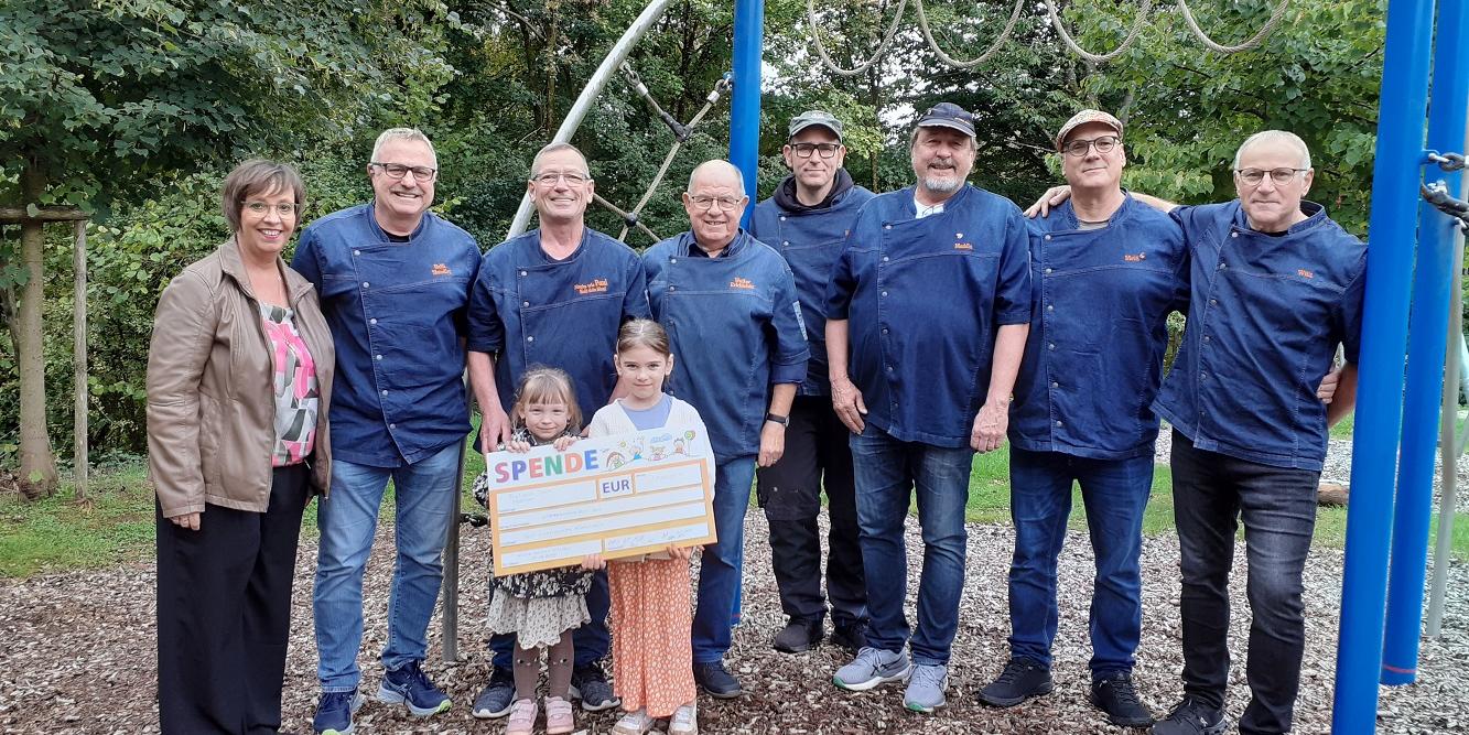 Stefan Wilhelm, Ralf Schmitt, Martin Fries, Jens Kleine, Walter Scheid, Paul Recktenwald, Peter Pabst, Patricia Rammacher, Ortsvorsteherin der kath. Kita Hl. Fam. Winterbach: Lotta Momper und Charlotte Finkenbeiner (vrnl)