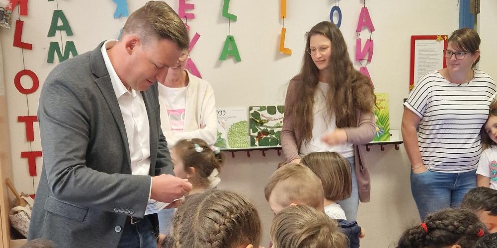 Wie versprochen besuchte Bürgermeister Christian Finkler die Kita (c) Katholische KiTa gGmbH Saarland Wie versprochen besuchte Bürgermeister Christian Finkler die Kita