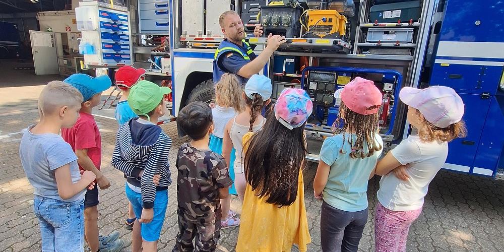 Die Kinder interessierten sich sehr für das Equipment des THW