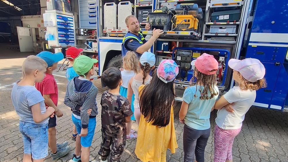 Die Kinder interessierten sich sehr für das Equipment des THW