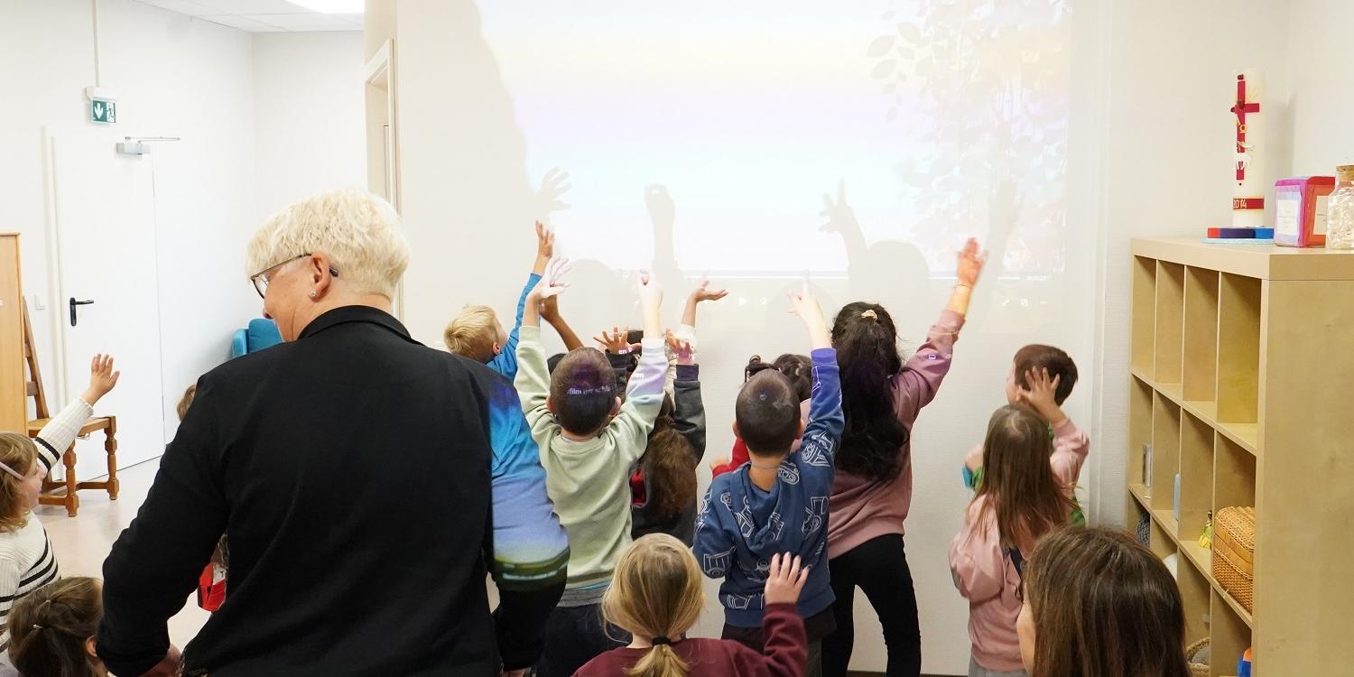 Alle schauten aufmerksam das Video zum Aktionstag (c) Katholische KiTa gGmbH Saarland Alle schauten aufmerksam das Video zum Aktionstag