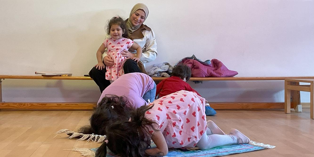 Die Kinder zeigen, wie ihre Eltern beten