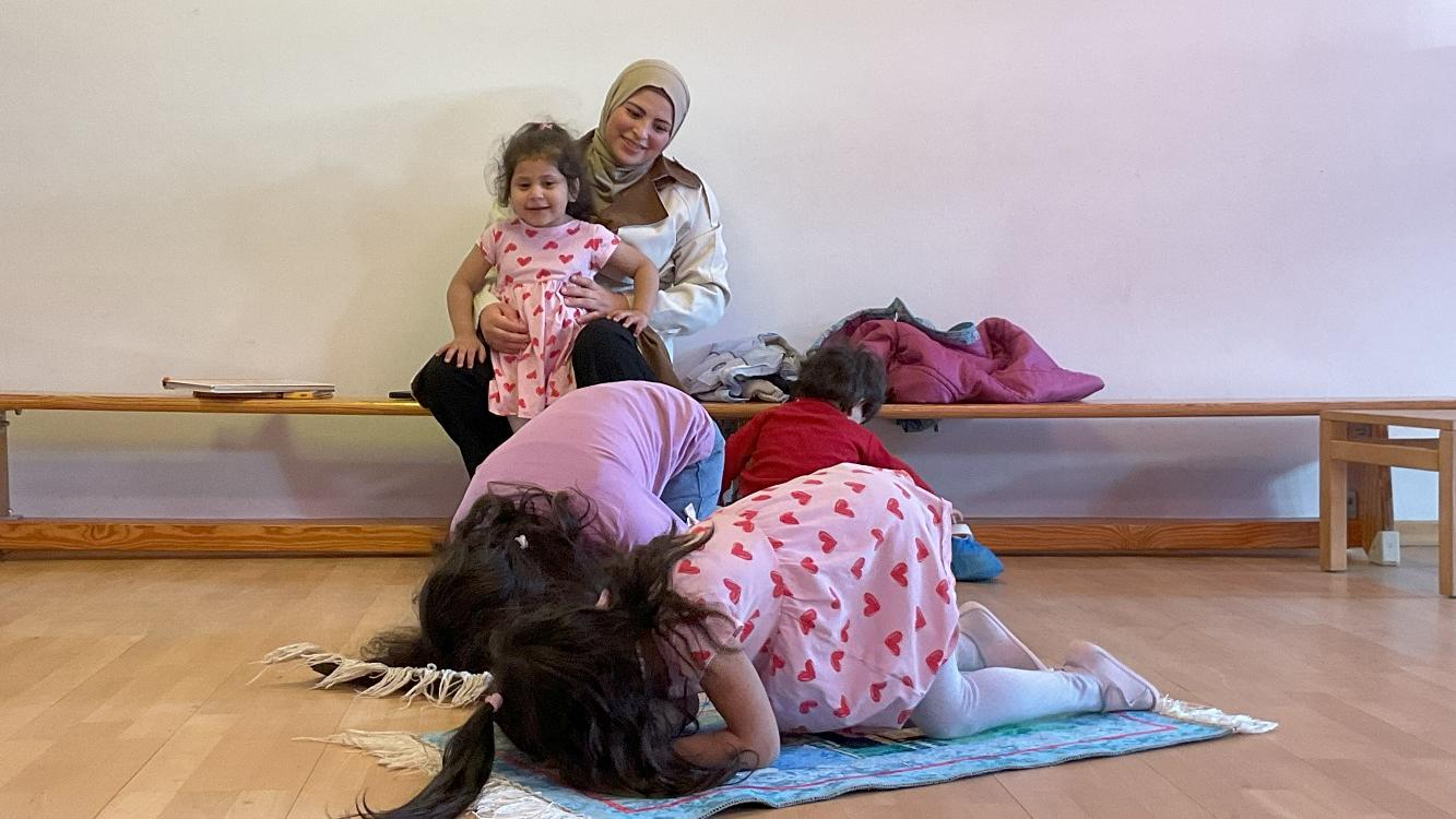 Die Kinder zeigen, wie ihre Eltern beten