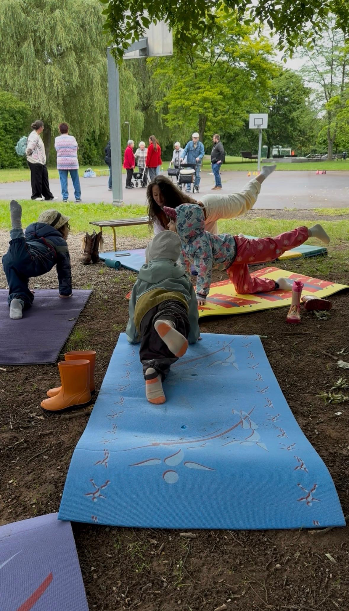 Beim Stuhlyoga entspannten sich Jung und Alt (c) Katholische KiTa gGmbH Saarland Beim Stuhlyoga entspannten sich Jung und Alt