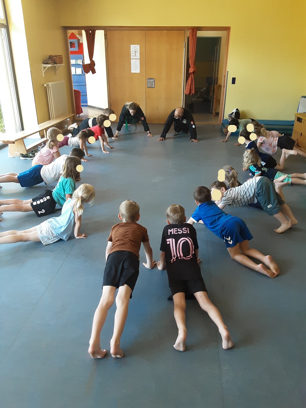 Die Kinder trainierten mit viel Spaß auch Liegestütze (c) Katholische KiTa gGmbH Saarland Die Kinder trainierten mit viel Spaß auch Liegestütze