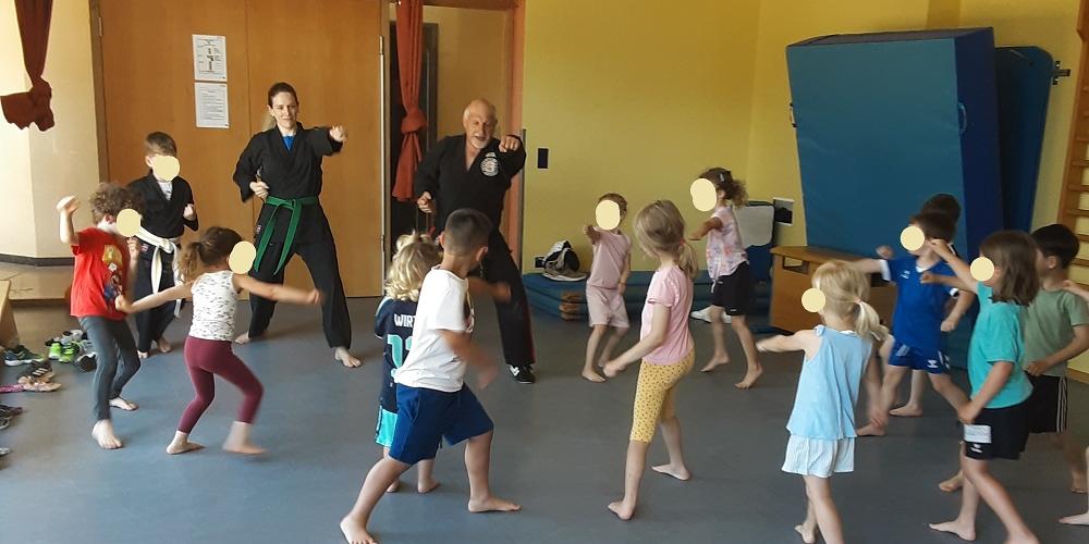 Beim gemeinsamen Karatetraining lernten die Kinder auch, ihre persönlichen Grenzen deutlich zu machen. (c) Katholische KiTa gGmbH Saarland Beim gemeinsamen Karatetraining lernten die Kinder auch, ihre persönlichen Grenzen deutlich zu machen.