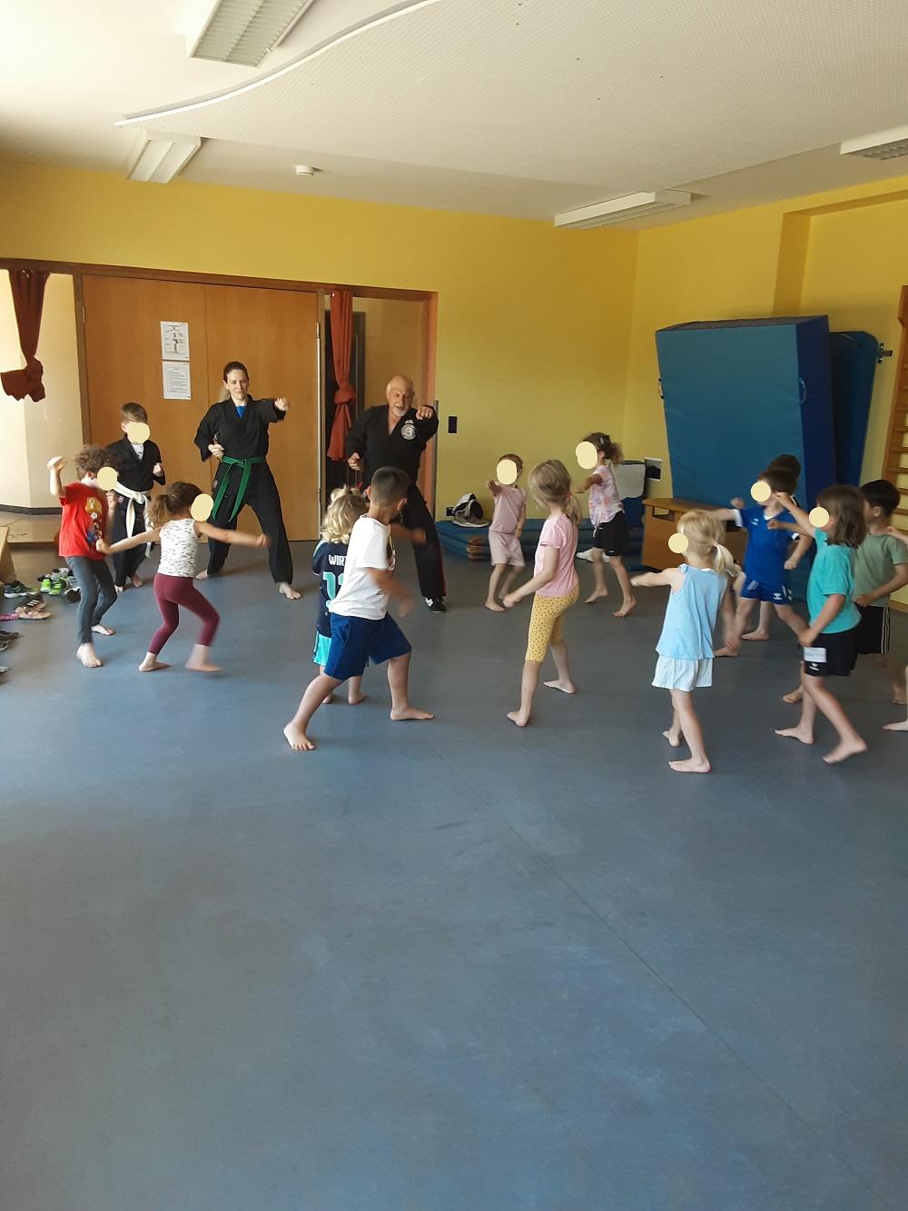 Beim gemeinsamen Karatetraining lernten die Kinder auch, ihre persönlichen Grenzen deutlich zu machen.