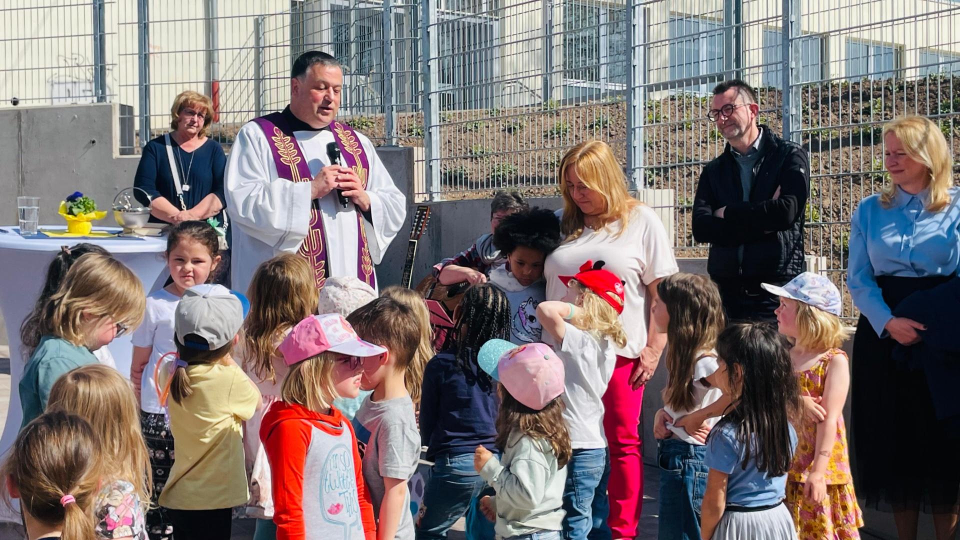Feierliche Einsegnung der neuen Räumlichkeiten durch Pastor Christian Müller