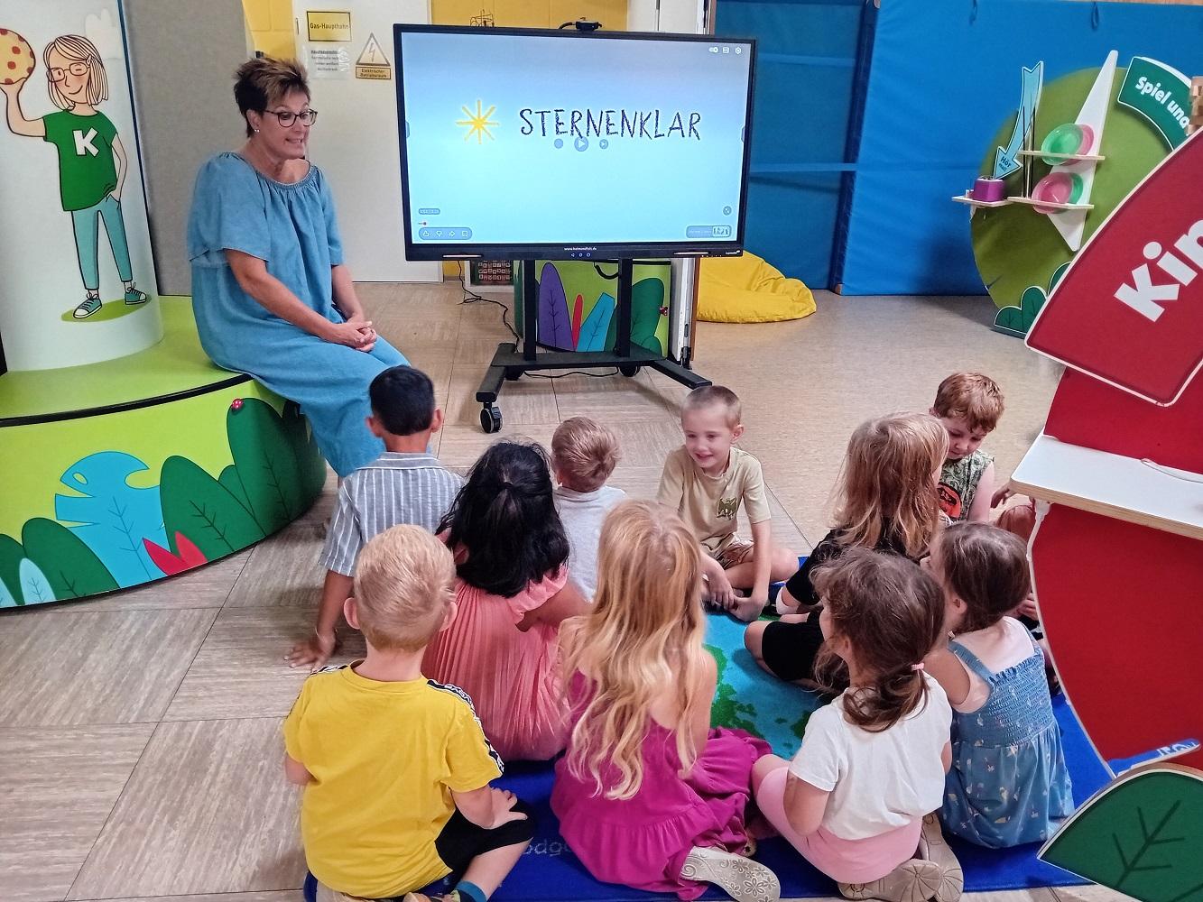 Mit einem kleinen Film zur Einführung starteten die Kinder die Besichtigung der Ausstellung