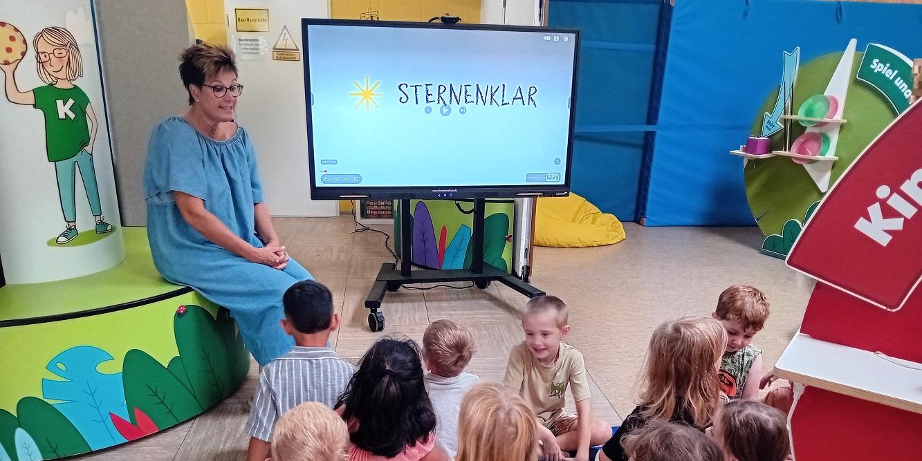 Mit einem kleinen Film zur Einführung starteten die Kinder die Besichtigung der Ausstellung (c) Katholische KiTa gGmbH Saarland Mit einem kleinen Film zur Einführung starteten die Kinder die Besichtigung der Ausstellung
