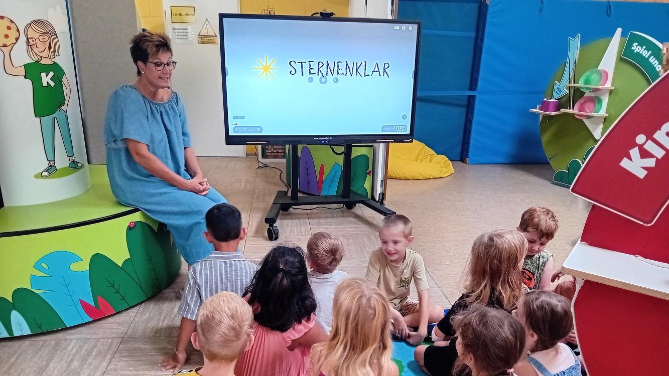 Mit einem kleinen Film zur Einführung starteten die Kinder die Besichtigung der Ausstellung