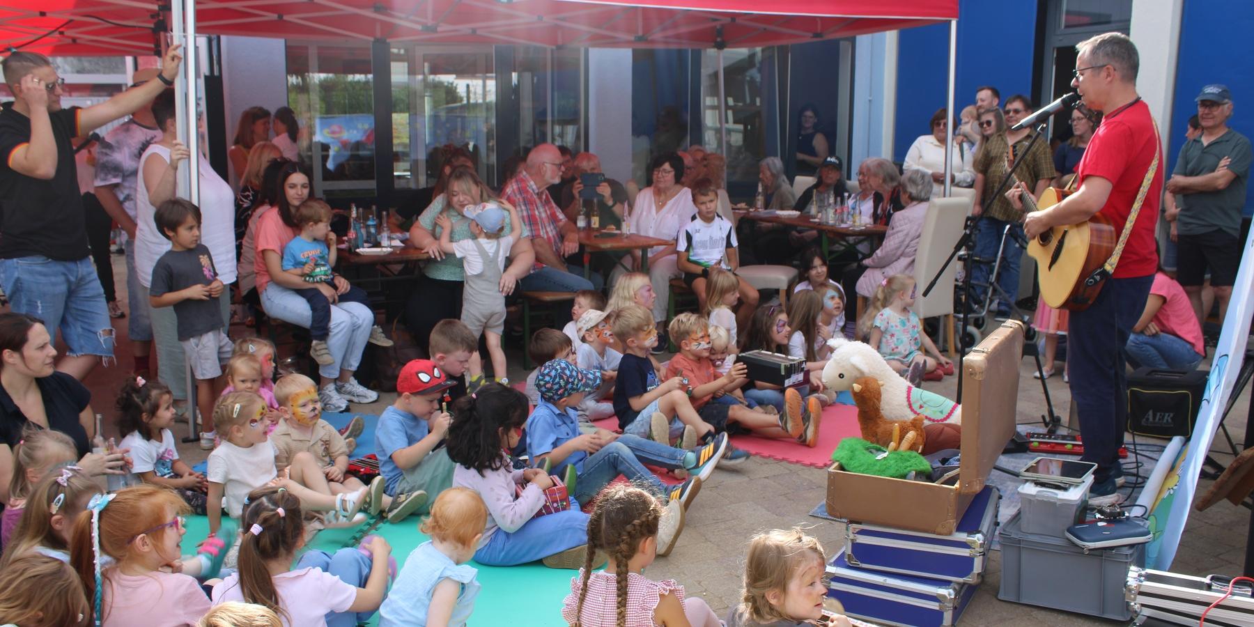 Kleine und große Gäste hatten sich zum musikalischen Nachmittag eingefunden (c) Katholische KiTa gGmbH Saarland Kleine und große Gäste hatten sich zum musikalischen Nachmittag eingefunden