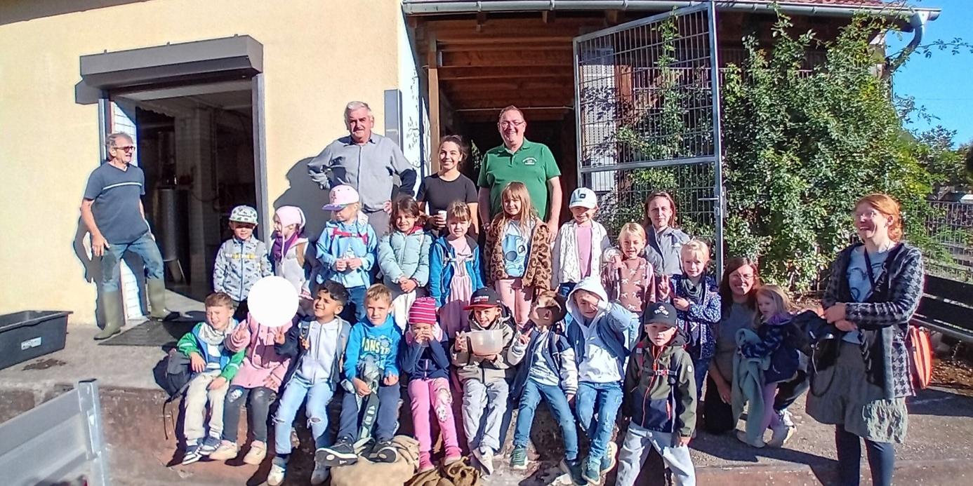 Die Kinder der kath. Kita St. Konrad beim Obst-und Gartenbauverein Niedaltdorf