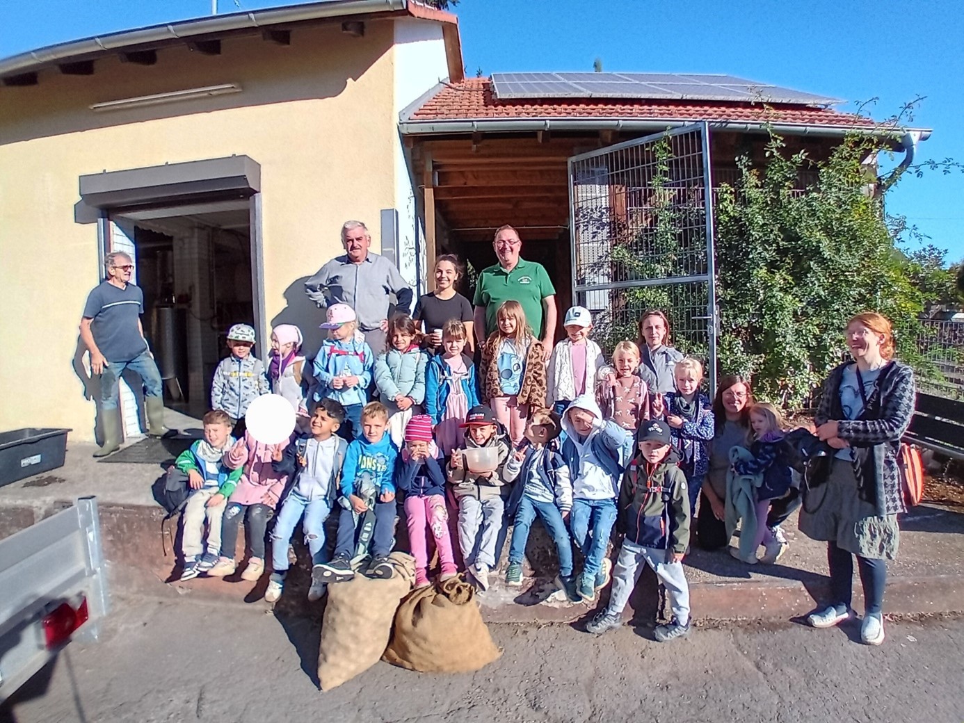 Die Kinder der kath. Kita St. Konrad beim Obst-und Gartenbauverein Niedaltdorf
