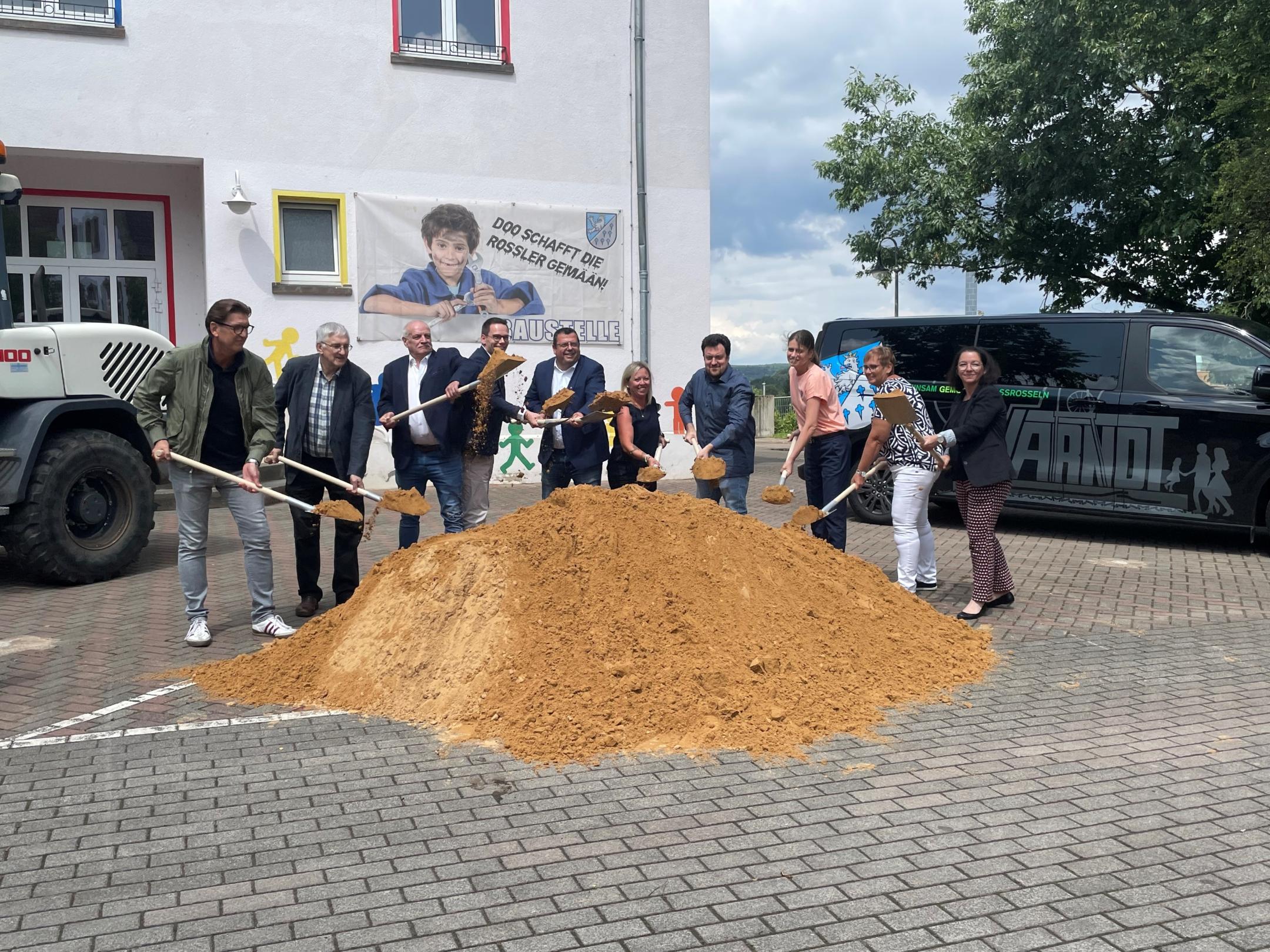 Der Spatenstich für den Bau der Kita ist erfolgt.