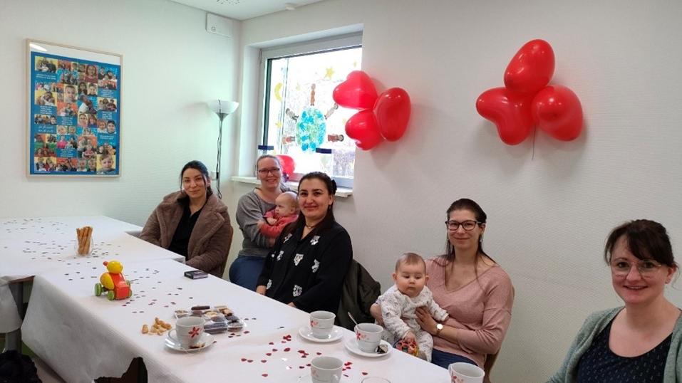 Fröhliche Gesichter bei den Teilnehmern des Eltern-Cafés