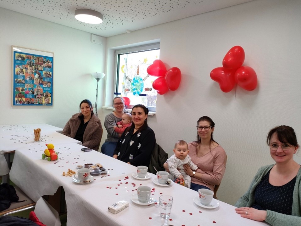Fröhliche Gesichter bei den Teilnehmern des Eltern-Cafés