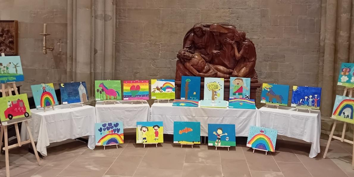 Besucher der Tholeyer Abteikirche dürfen sich über die bunten Kunstwerke freuen