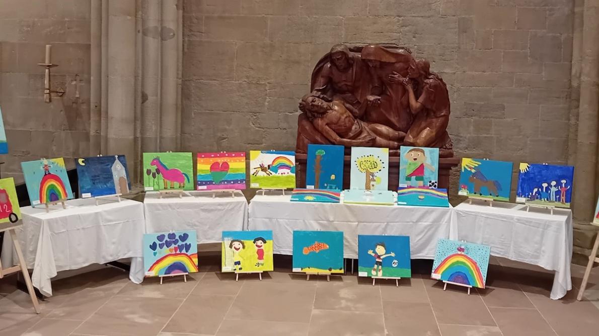 Besucher der Tholeyer Abteikirche dürfen sich über die bunten Kunstwerke freuen