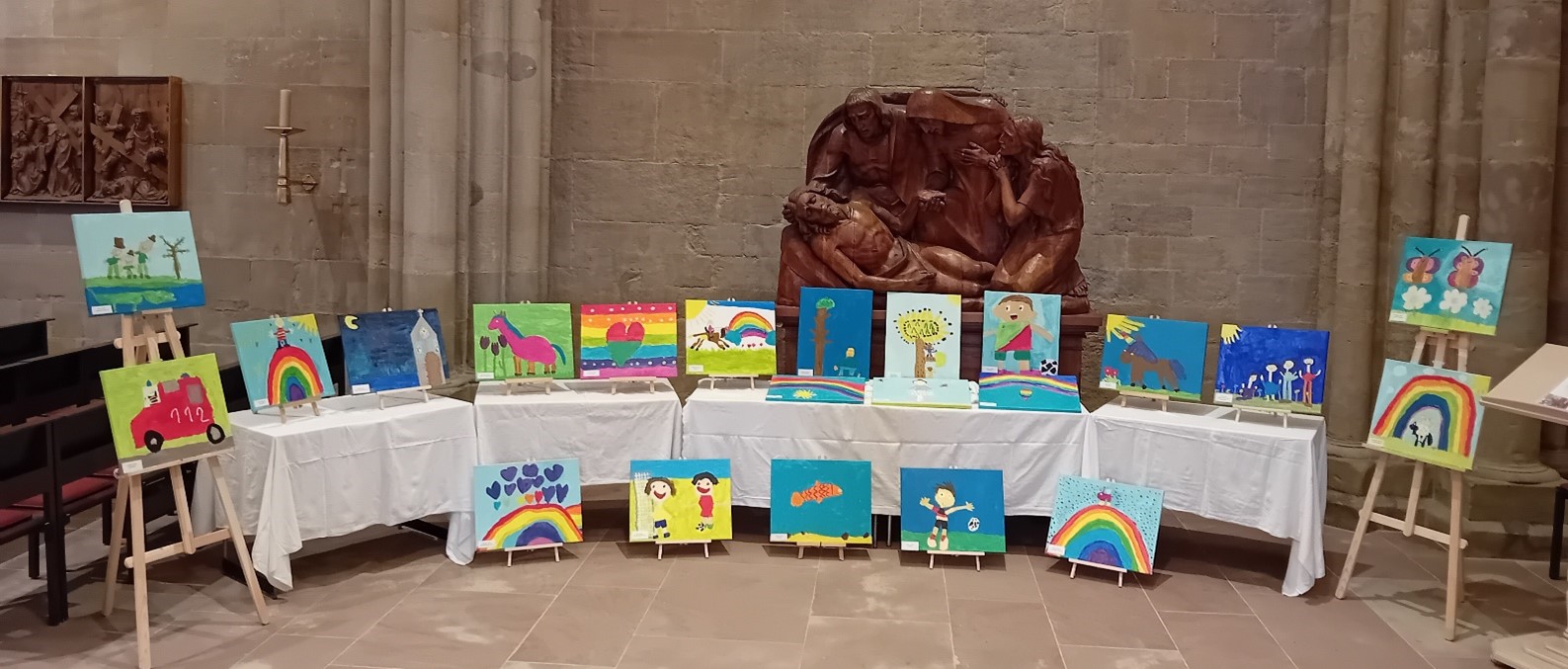 Besucher der Tholeyer Abteikirche dürfen sich über die bunten Kunstwerke freuen