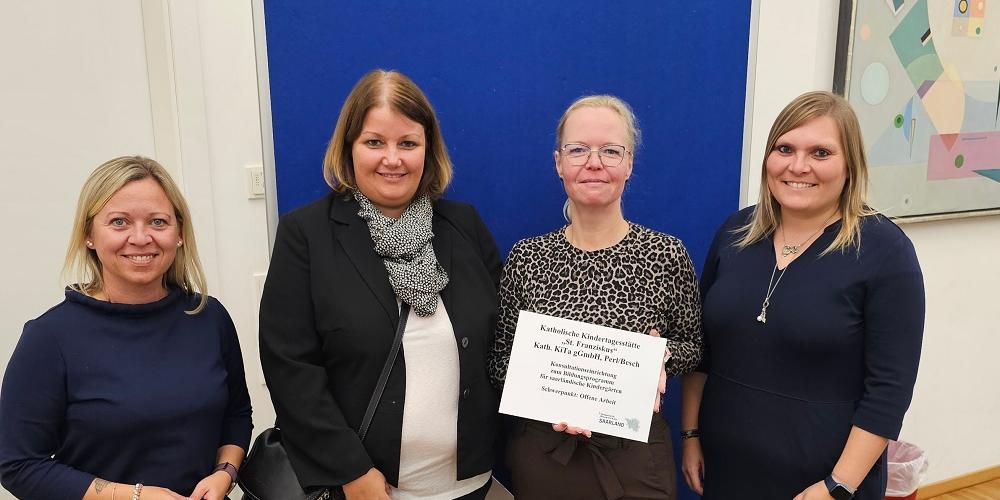 Das Team freut sich über die Plakette und den Austausch mit anderen Einrichtungen (c) Katholische KiTa gGmbH Saarland Das Team freut sich über die Plakette und den Austausch mit anderen Einrichtungen