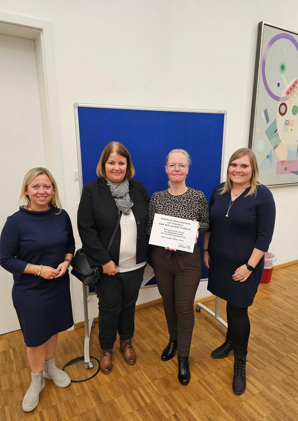 Das Team freut sich über die Plakette und den Austausch mit anderen Einrichtungen