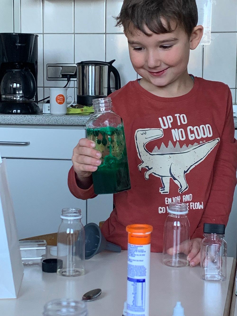 Lernen und Spaß zugleich hatten die Kinder beim Lavalampen-Experiment