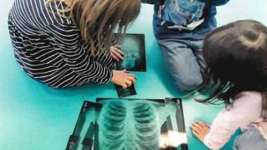 Die Kinder lernten, wie ein Skelett aussieht