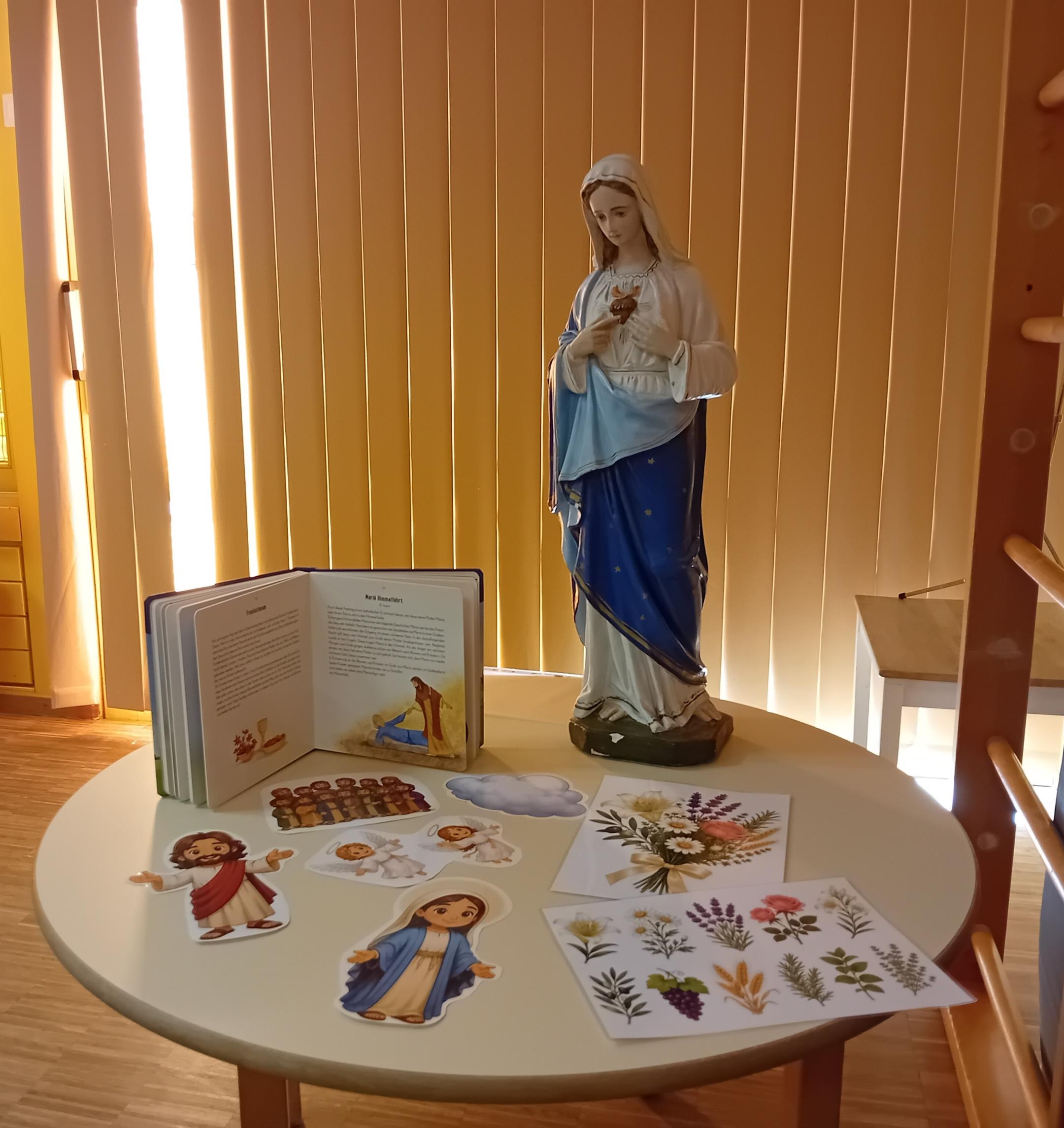 Die Kinder lernten mithilfe von Bildern die Geschichte des Festes und der Rolle Marias