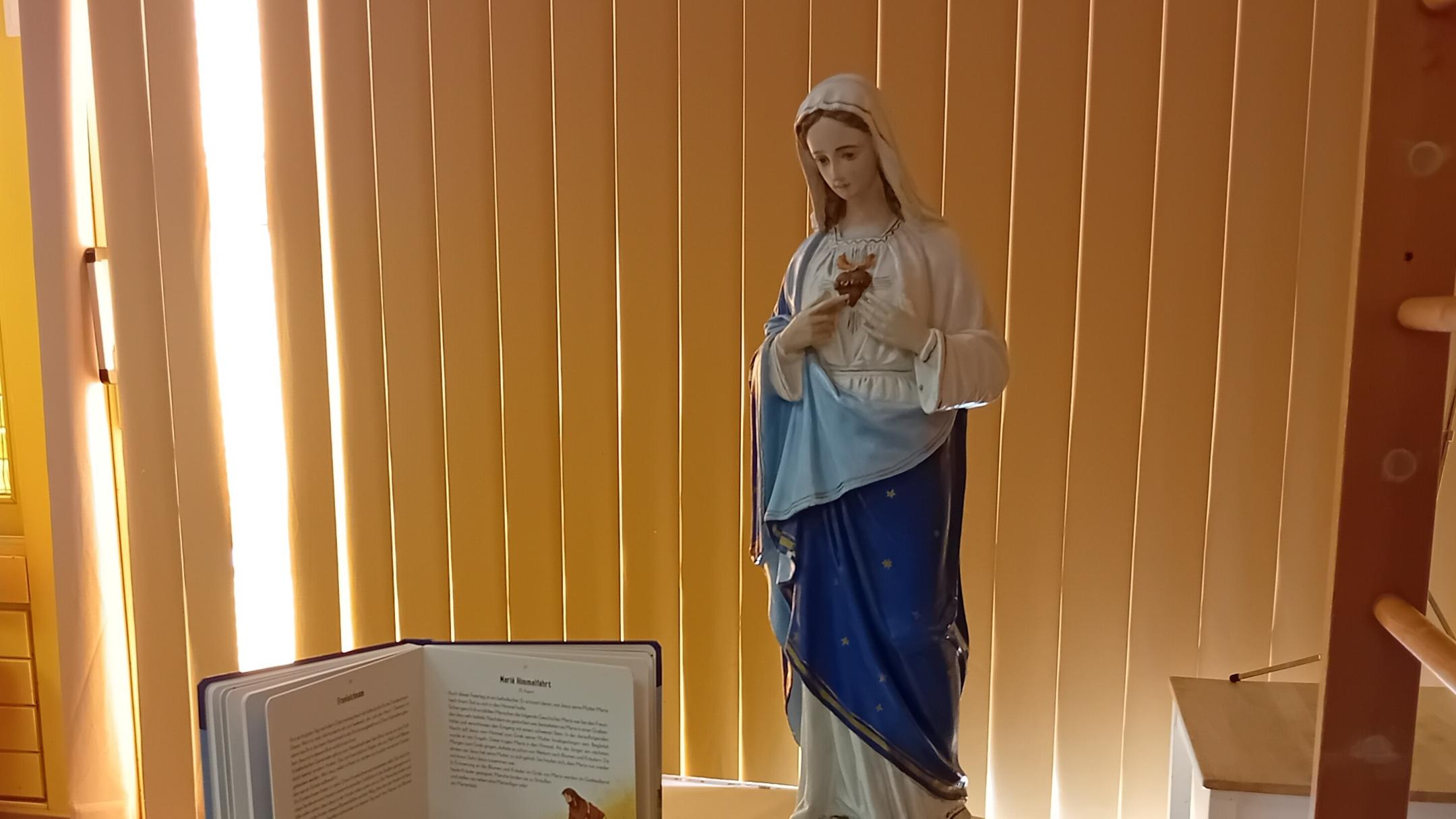 Die Kinder lernten mithilfe von Bildern die Geschichte des Festes und der Rolle Marias