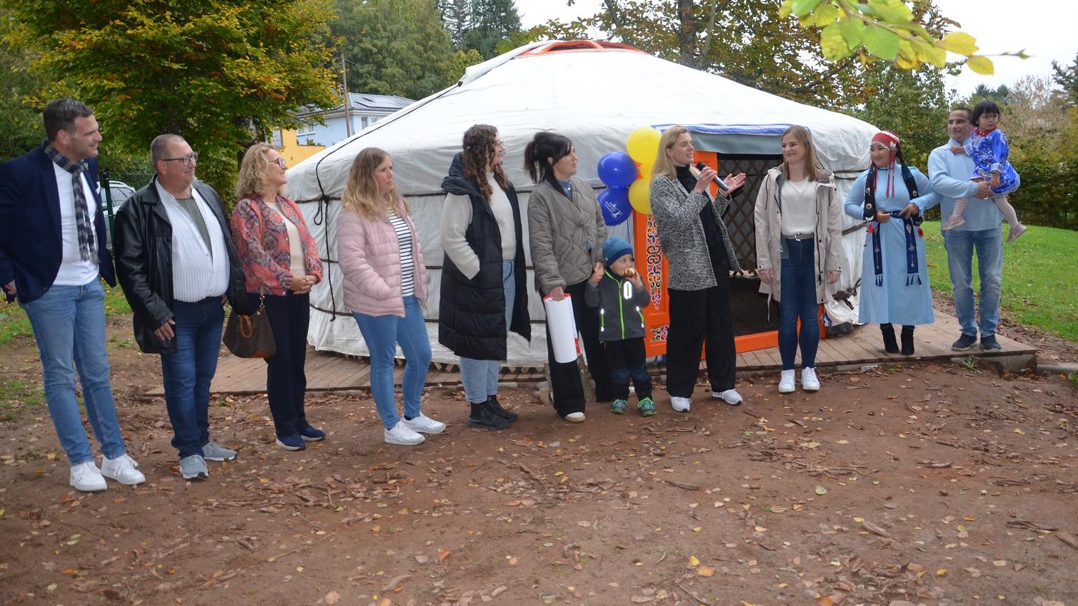 Feierliche Einweihung der Jurte auf dem Außengelände der Kita