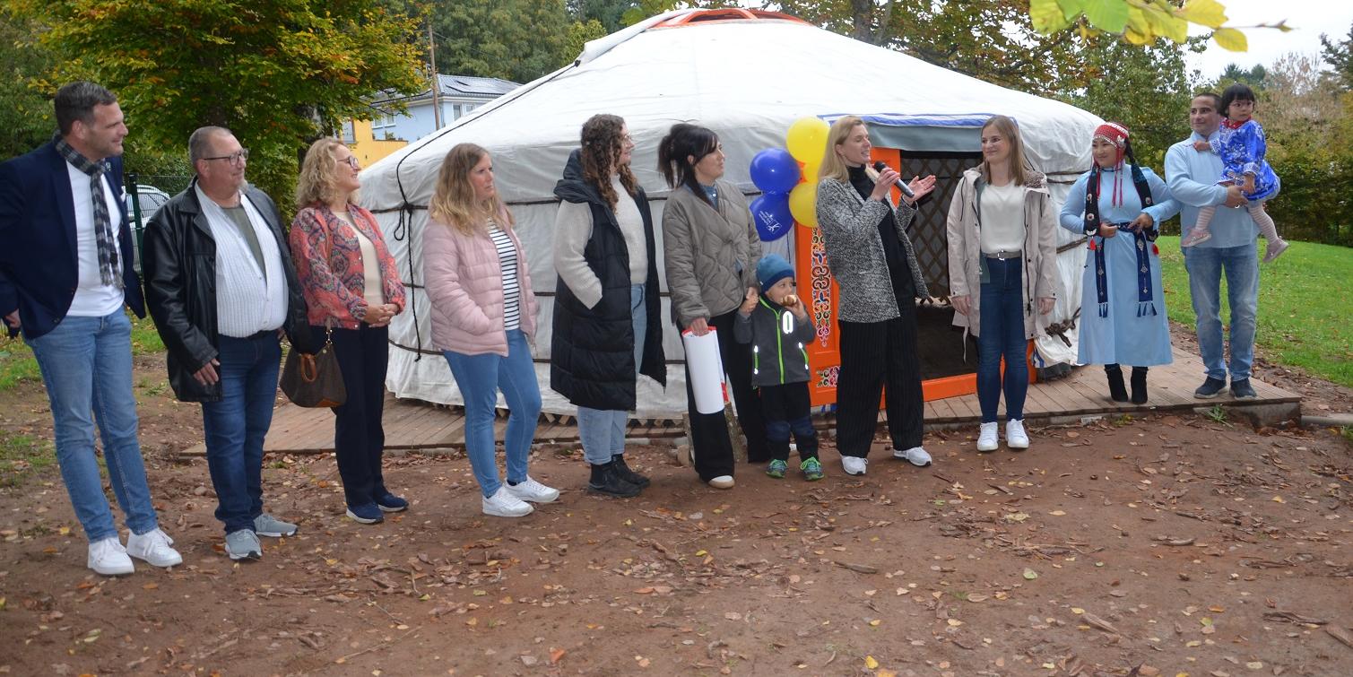 Feierliche Einweihung der Jurte auf dem Außengelände der Kita