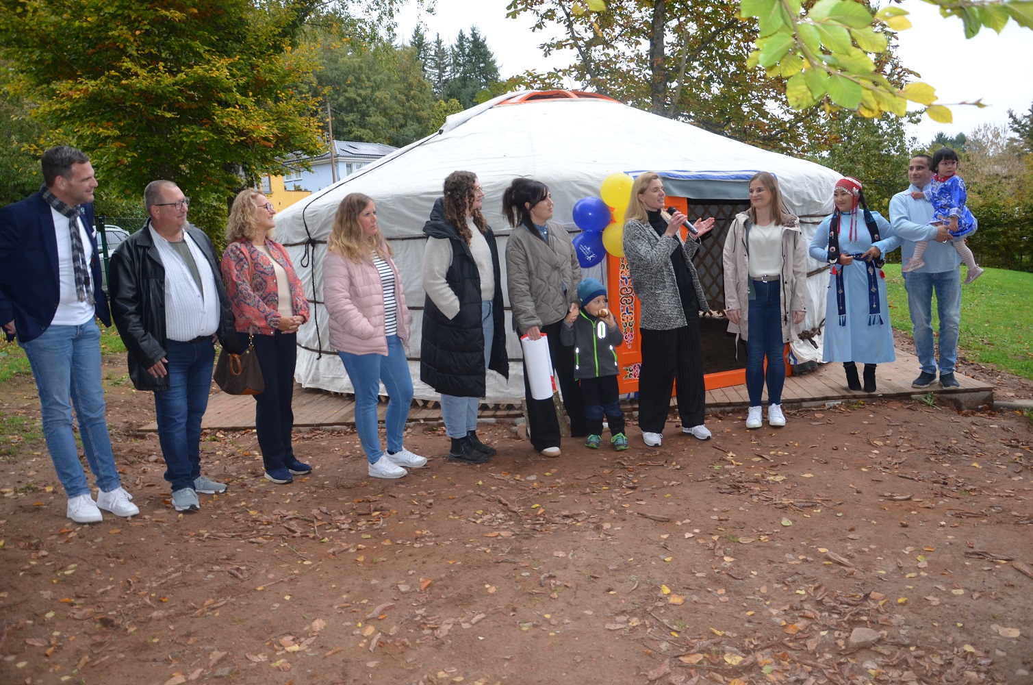 Feierliche Einweihung der Jurte auf dem Außengelände der Kita