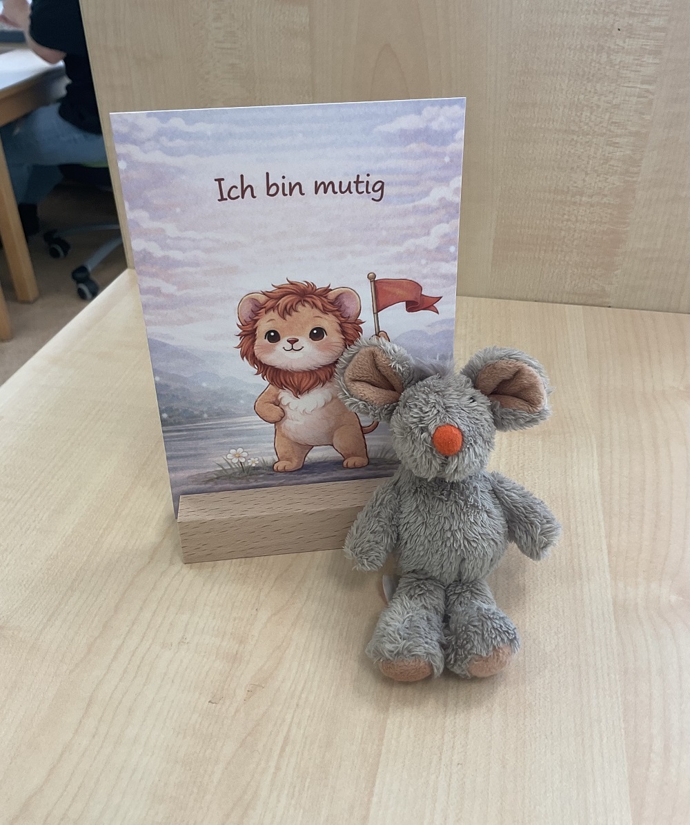 Eine Affirmationskarte begleitet durch den Tag. Maus Mira besucht die Kinder im Morgenkreis und bringt eine Geschichte mit. (c) Katholische KiTa gGmbH Saarland Eine Affirmationskarte begleitet durch den Tag. Maus Mira besucht die Kinder im Morgenkreis und bringt eine Geschichte mit.