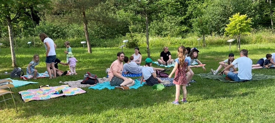 Eltern, Kinder und Erziehende hatten einen schönen Morgen beim gemeinsamen Frühstück