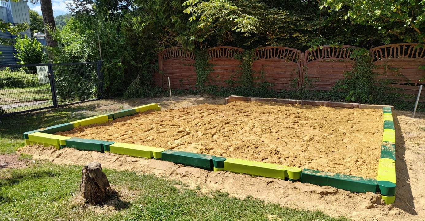 Viele fröhliche Stunden im Sand verspricht der neue, noch größere Sandkasten
